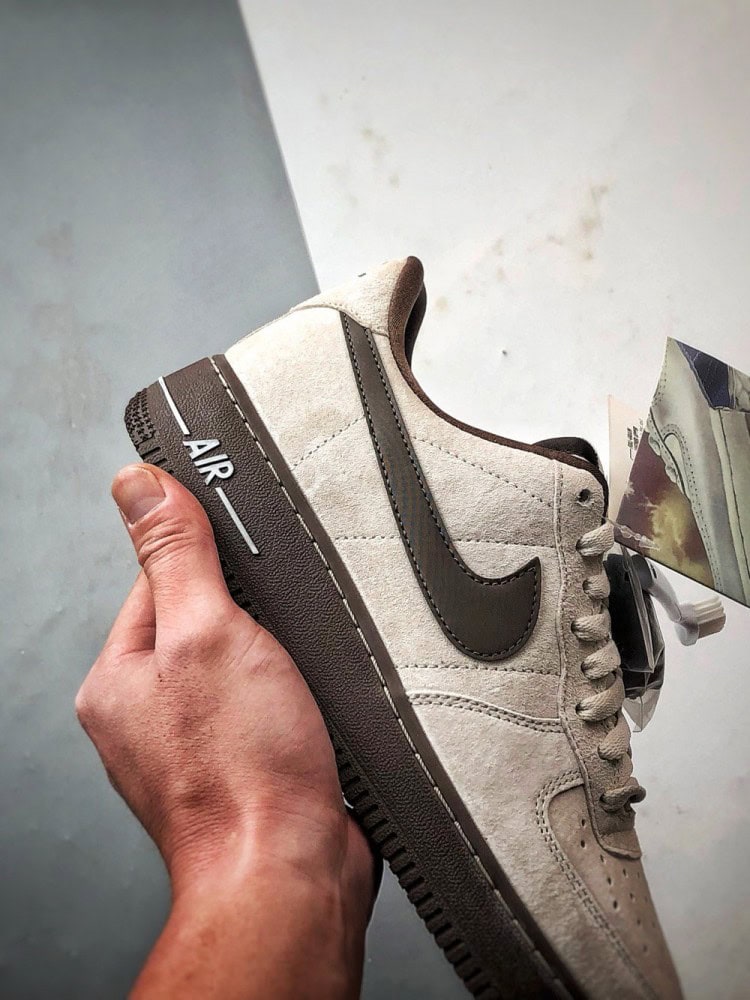 【AT3348】Nike Air Force 1 '07 Lowは、高品質のスエード素材を使用し、質感が細かく、柔らかい手触りで快適な履き心地を提供します。シューズは控えめなミルクティーカラーで、深い茶色のスウッシュロゴと相まって、レトロな雰囲気が漂い、全体的なデザインは落ち着いていて洗練されています。