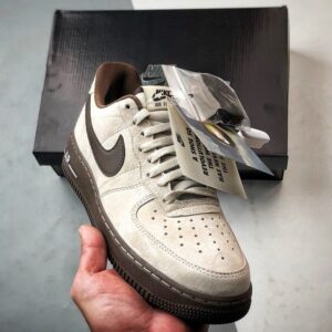 【AT3348】Nike Air Force 1 '07 Lowは、高品質のスエード素材を使用し、質感が細かく、柔らかい手触りで快適な履き心地を提供します。シューズは控えめなミルクティーカラーで、深い茶色のスウッシュロゴと相まって、レトロな雰囲気が漂い、全体的なデザインは落ち着いていて洗練されています。