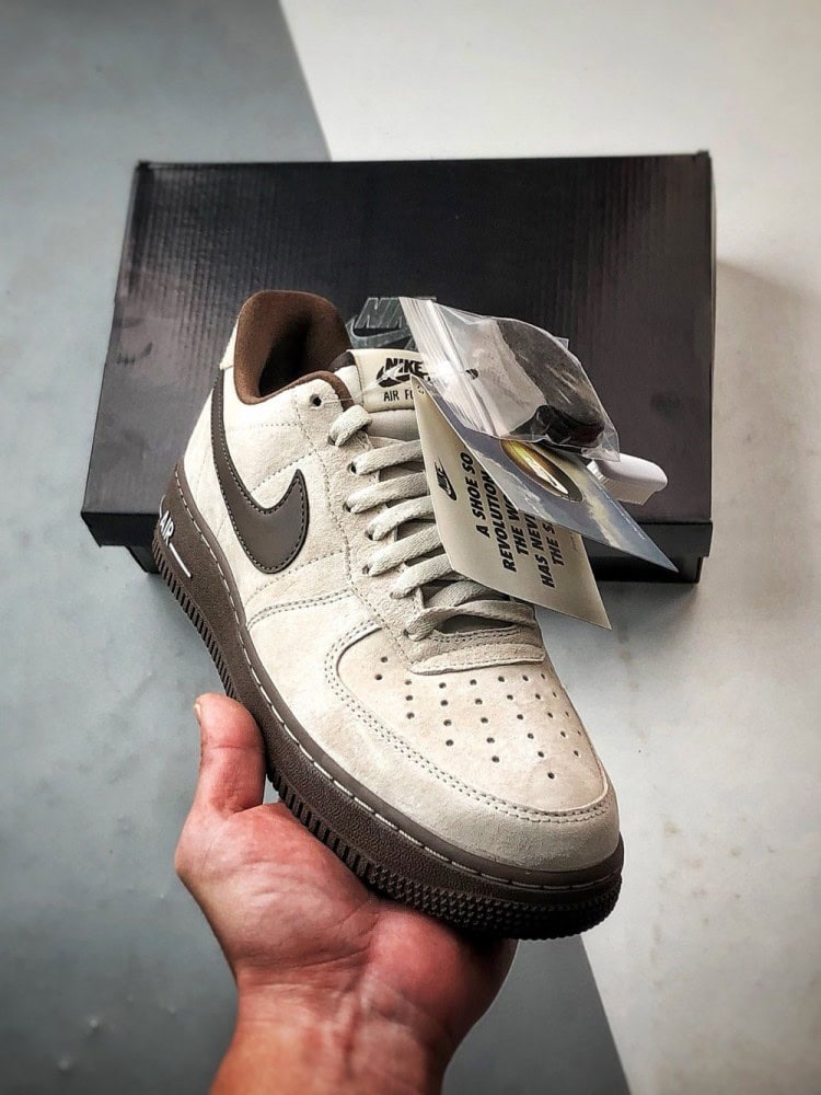 【AT3348】Nike Air Force 1 '07 Lowは、高品質のスエード素材を使用し、質感が細かく、柔らかい手触りで快適な履き心地を提供します。シューズは控えめなミルクティーカラーで、深い茶色のスウッシュロゴと相まって、レトロな雰囲気が漂い、全体的なデザインは落ち着いていて洗練されています。