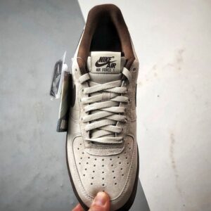 【AT3348】Nike Air Force 1 '07 Lowは、高品質のスエード素材を使用し、質感が細かく、柔らかい手触りで快適な履き心地を提供します。シューズは控えめなミルクティーカラーで、深い茶色のスウッシュロゴと相まって、レトロな雰囲気が漂い、全体的なデザインは落ち着いていて洗練されています。