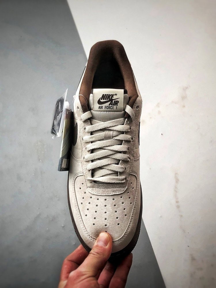 【AT3348】Nike Air Force 1 '07 Lowは、高品質のスエード素材を使用し、質感が細かく、柔らかい手触りで快適な履き心地を提供します。シューズは控えめなミルクティーカラーで、深い茶色のスウッシュロゴと相まって、レトロな雰囲気が漂い、全体的なデザインは落ち着いていて洗練されています。
