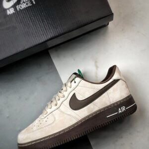 【AT3348】Nike Air Force 1 '07 Lowは、高品質のスエード素材を使用し、質感が細かく、柔らかい手触りで快適な履き心地を提供します。シューズは控えめなミルクティーカラーで、深い茶色のスウッシュロゴと相まって、レトロな雰囲気が漂い、全体的なデザインは落ち着いていて洗練されています。