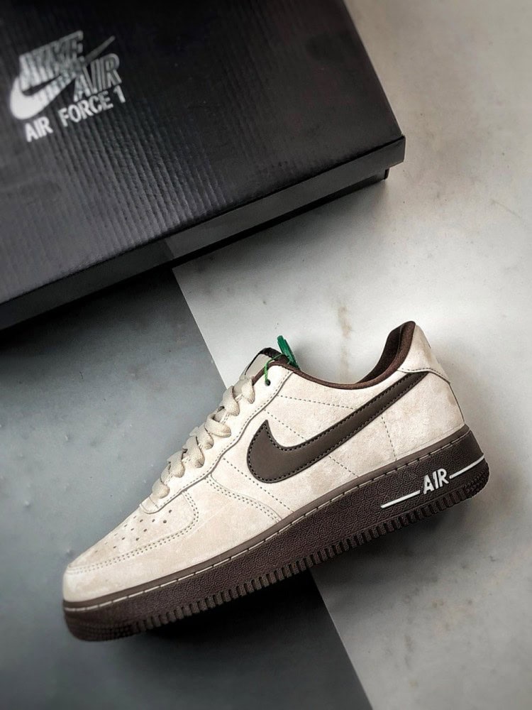 【AT3348】Nike Air Force 1 '07 Lowは、高品質のスエード素材を使用し、質感が細かく、柔らかい手触りで快適な履き心地を提供します。シューズは控えめなミルクティーカラーで、深い茶色のスウッシュロゴと相まって、レトロな雰囲気が漂い、全体的なデザインは落ち着いていて洗練されています。