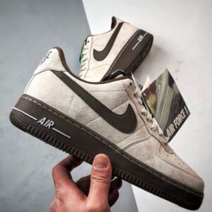 【AT3348】Nike Air Force 1 '07 Lowは、高品質のスエード素材を使用し、質感が細かく、柔らかい手触りで快適な履き心地を提供します。シューズは控えめなミルクティーカラーで、深い茶色のスウッシュロゴと相まって、レトロな雰囲気が漂い、全体的なデザインは落ち着いていて洗練されています。