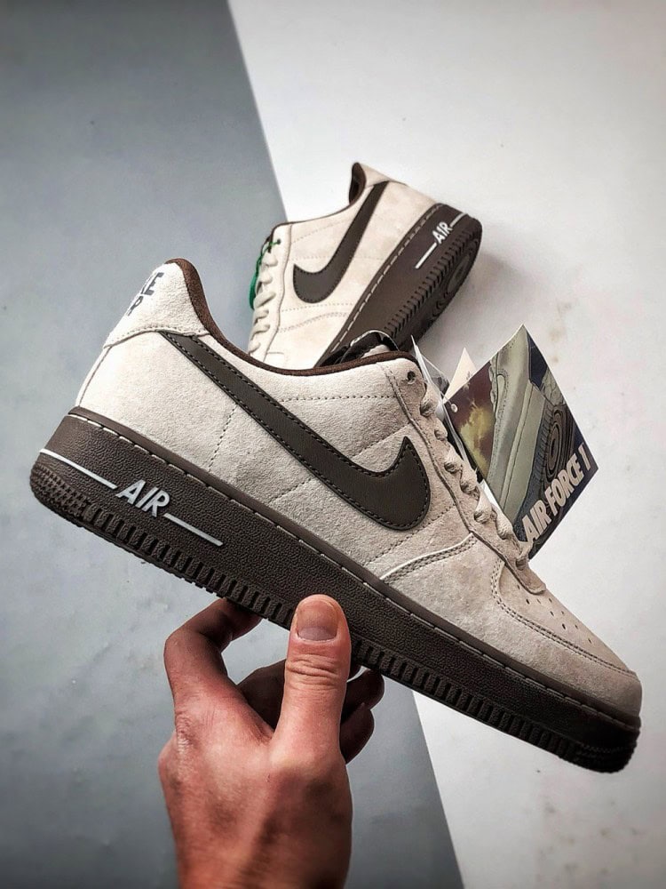 【AT3348】Nike Air Force 1 '07 Lowは、高品質のスエード素材を使用し、質感が細かく、柔らかい手触りで快適な履き心地を提供します。シューズは控えめなミルクティーカラーで、深い茶色のスウッシュロゴと相まって、レトロな雰囲気が漂い、全体的なデザインは落ち着いていて洗練されています。