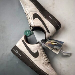 【AT3348】Nike Air Force 1 '07 Lowは、高品質のスエード素材を使用し、質感が細かく、柔らかい手触りで快適な履き心地を提供します。シューズは控えめなミルクティーカラーで、深い茶色のスウッシュロゴと相まって、レトロな雰囲気が漂い、全体的なデザインは落ち着いていて洗練されています。