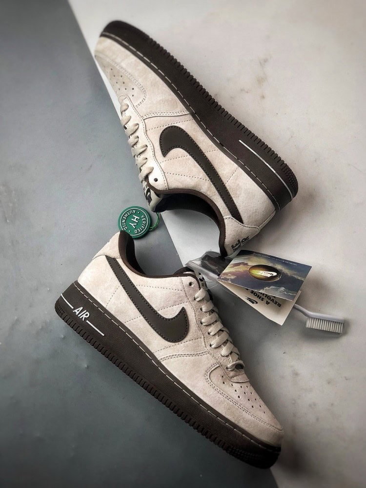 【AT3348】Nike Air Force 1 '07 Lowは、高品質のスエード素材を使用し、質感が細かく、柔らかい手触りで快適な履き心地を提供します。シューズは控えめなミルクティーカラーで、深い茶色のスウッシュロゴと相まって、レトロな雰囲気が漂い、全体的なデザインは落ち着いていて洗練されています。