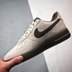 【AT3348】Nike Air Force 1 '07 Lowは、高品質のスエード素材を使用し、質感が細かく、柔らかい手触りで快適な履き心地を提供します。シューズは控えめなミルクティーカラーで、深い茶色のスウッシュロゴと相まって、レトロな雰囲気が漂い、全体的なデザインは落ち着いていて洗練されています。