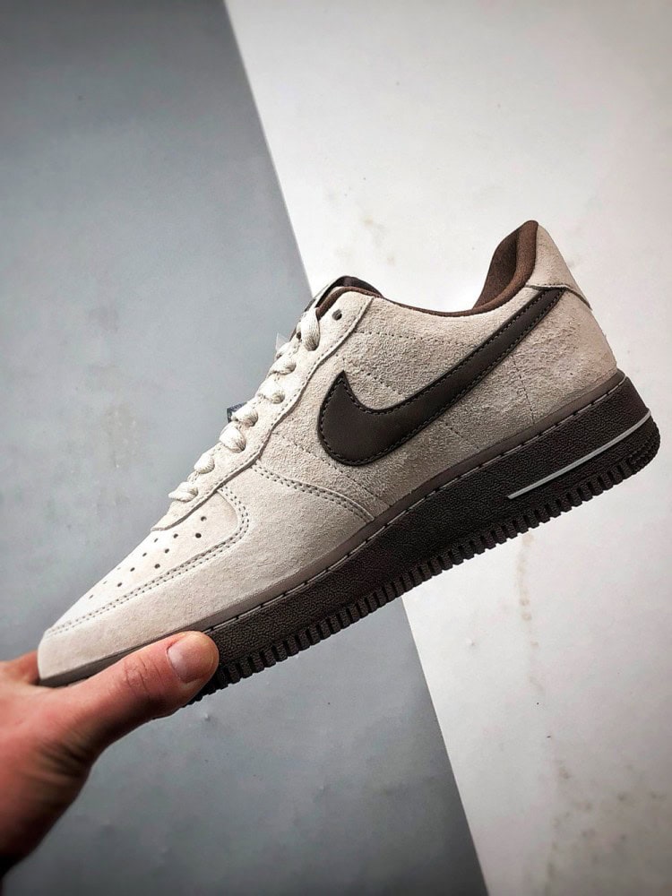 【AT3348】Nike Air Force 1 '07 Lowは、高品質のスエード素材を使用し、質感が細かく、柔らかい手触りで快適な履き心地を提供します。シューズは控えめなミルクティーカラーで、深い茶色のスウッシュロゴと相まって、レトロな雰囲気が漂い、全体的なデザインは落ち着いていて洗練されています。