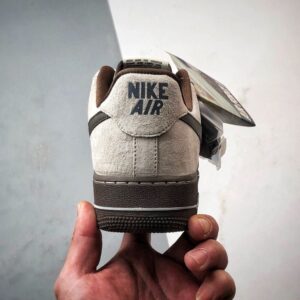 【AT3348】Nike Air Force 1 '07 Lowは、高品質のスエード素材を使用し、質感が細かく、柔らかい手触りで快適な履き心地を提供します。シューズは控えめなミルクティーカラーで、深い茶色のスウッシュロゴと相まって、レトロな雰囲気が漂い、全体的なデザインは落ち着いていて洗練されています。