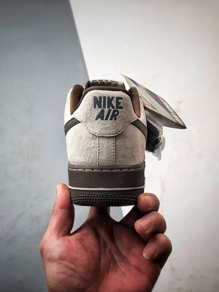 【AT3348】Nike Air Force 1 '07 Lowは、高品質のスエード素材を使用し、質感が細かく、柔らかい手触りで快適な履き心地を提供します。シューズは控えめなミルクティーカラーで、深い茶色のスウッシュロゴと相まって、レトロな雰囲気が漂い、全体的なデザインは落ち着いていて洗練されています。