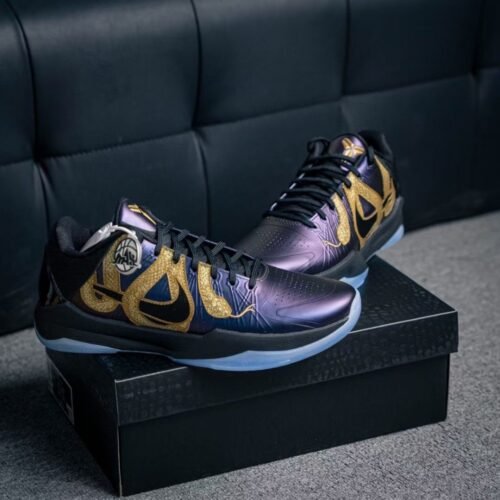 【AT3354】Nike Kobe ナイキとコービーの共同ブランドのローカットバスケットボールシューズ、ブラックゴールド。