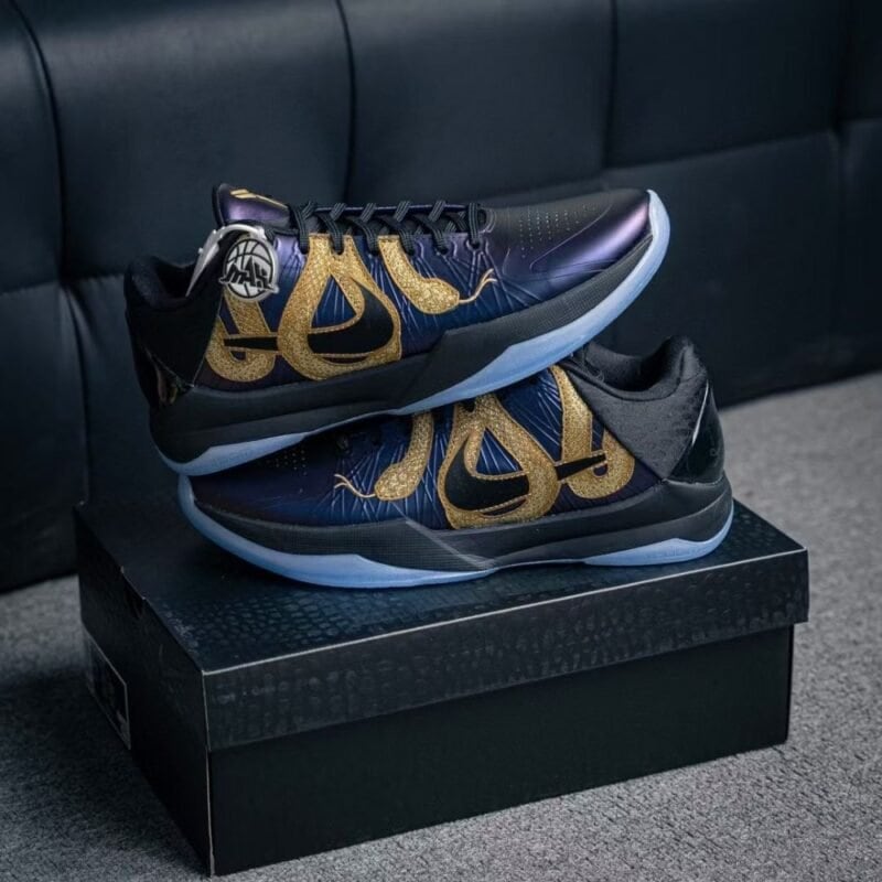 【AT3354】Nike Kobe ナイキとコービーの共同ブランドのローカットバスケットボールシューズ、ブラックゴールド。