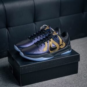 【AT3354】Nike Kobe ナイキとコービーの共同ブランドのローカットバスケットボールシューズ、ブラックゴールド。