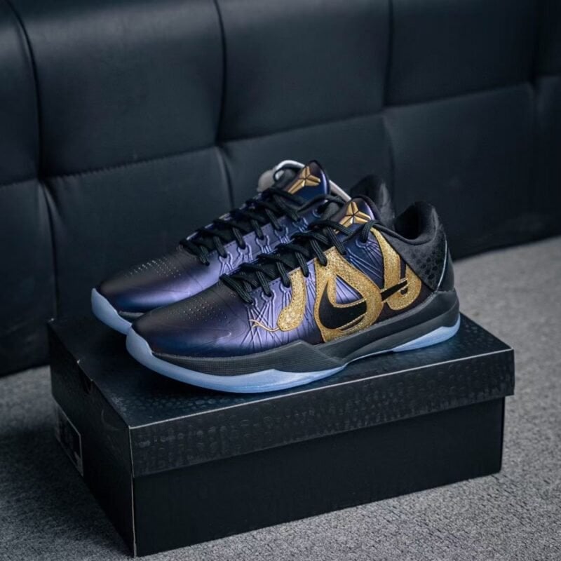 【AT3354】Nike Kobe ナイキとコービーの共同ブランドのローカットバスケットボールシューズ、ブラックゴールド。
