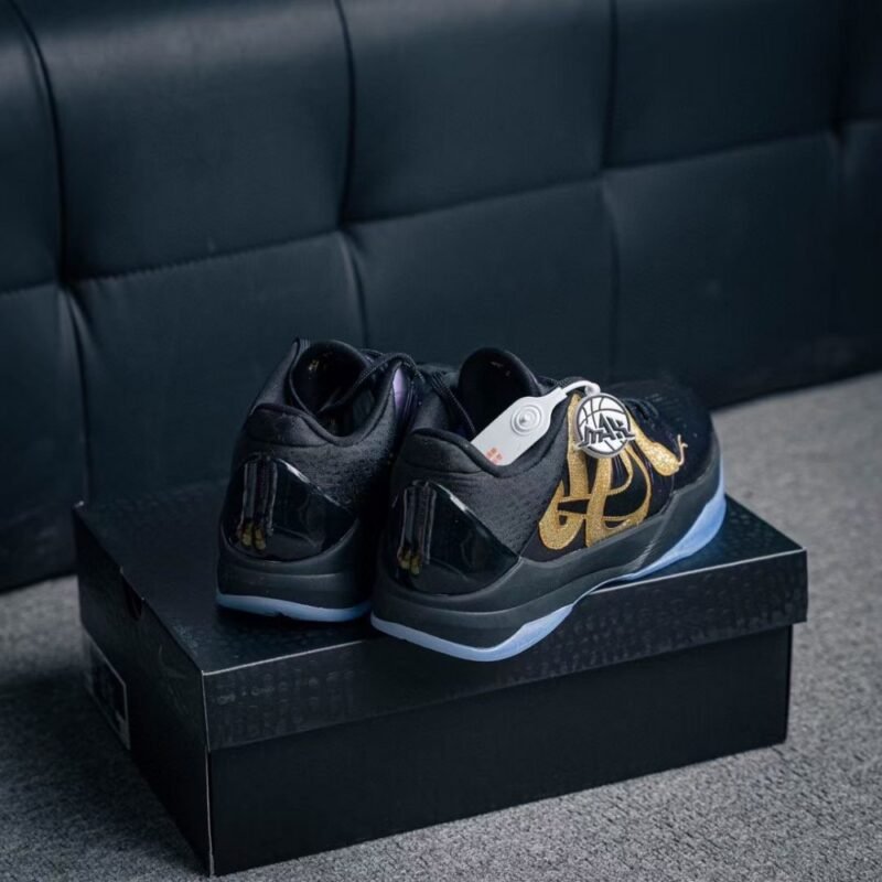 【AT3354】Nike Kobe ナイキとコービーの共同ブランドのローカットバスケットボールシューズ、ブラックゴールド。