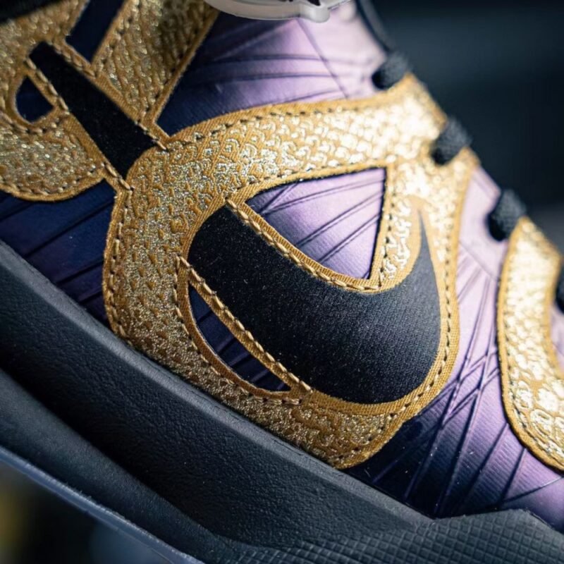 【AT3354】Nike Kobe ナイキとコービーの共同ブランドのローカットバスケットボールシューズ、ブラックゴールド。
