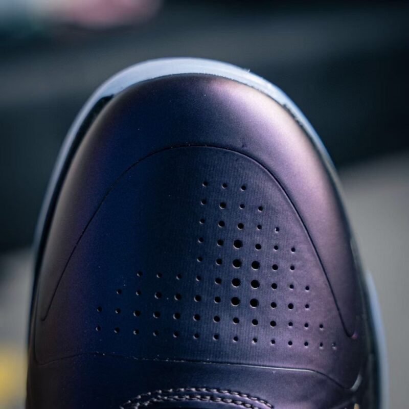 【AT3354】Nike Kobe ナイキとコービーの共同ブランドのローカットバスケットボールシューズ、ブラックゴールド。
