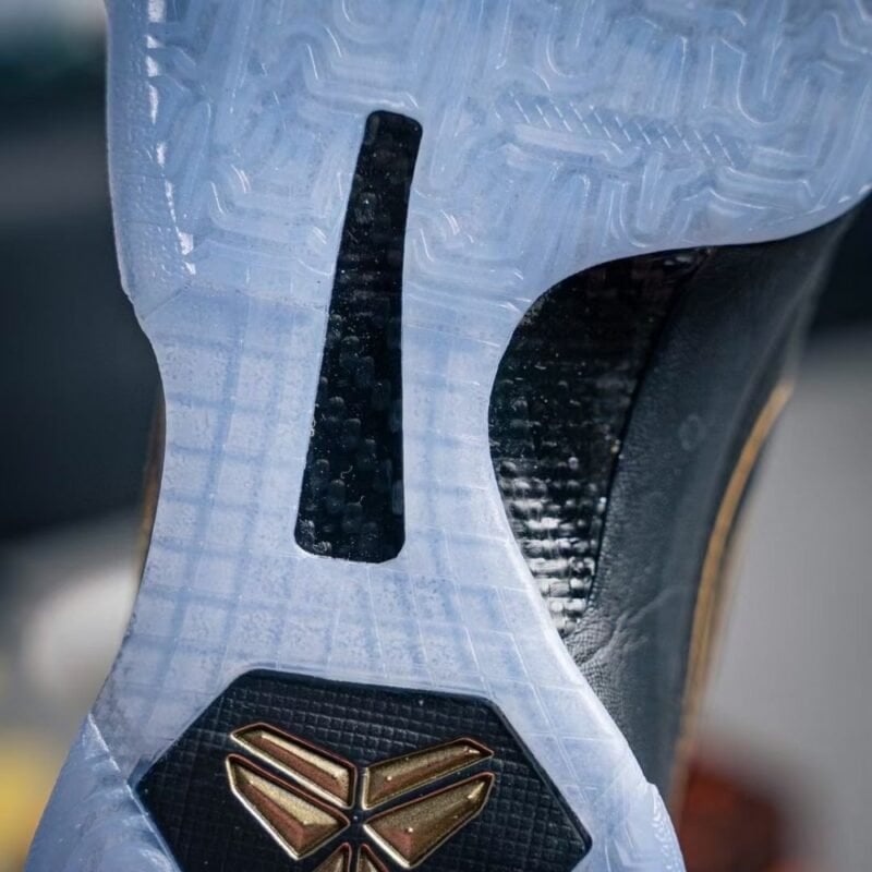 【AT3354】Nike Kobe ナイキとコービーの共同ブランドのローカットバスケットボールシューズ、ブラックゴールド。