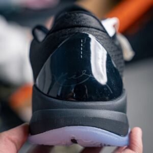 【AT3354】Nike Kobe ナイキとコービーの共同ブランドのローカットバスケットボールシューズ、ブラックゴールド。