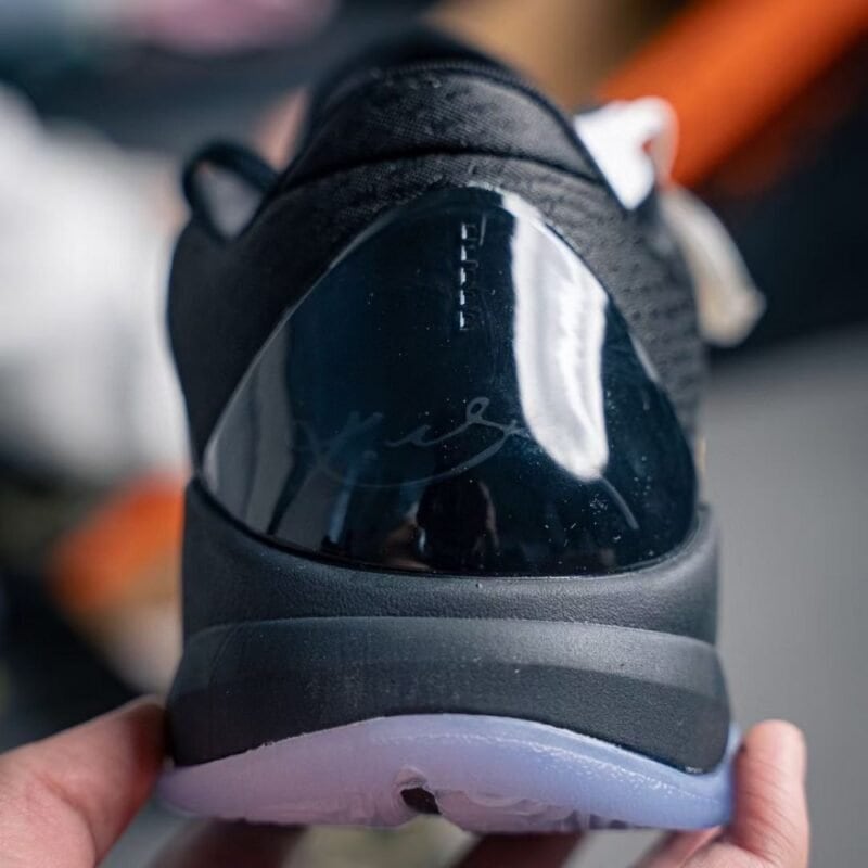 【AT3354】Nike Kobe ナイキとコービーの共同ブランドのローカットバスケットボールシューズ、ブラックゴールド。