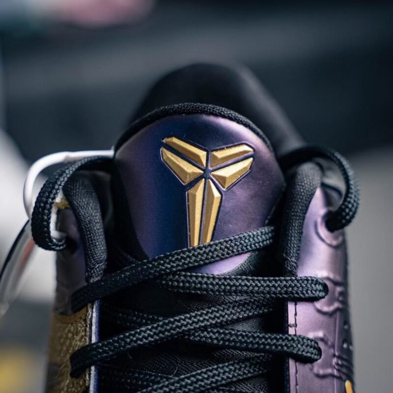 【AT3354】Nike Kobe ナイキとコービーの共同ブランドのローカットバスケットボールシューズ、ブラックゴールド。