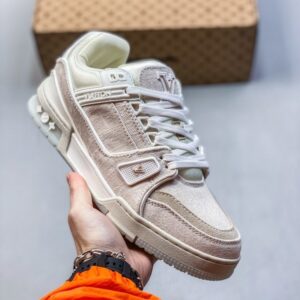 【AT8907】ルイ・ヴィトンLVエンボス加工スニーカーロートップ革新的なストリートスタイルを融合した高級仕上げTPRソール快適な着用体験 | Louis Vuitton