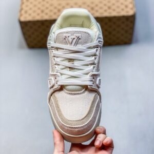【AT8907】ルイ・ヴィトンLVエンボス加工スニーカーロートップ革新的なストリートスタイルを融合した高級仕上げTPRソール快適な着用体験 | Louis Vuitton