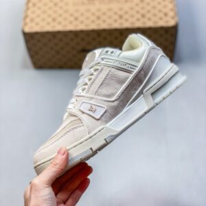 【AT8907】ルイ・ヴィトンLVエンボス加工スニーカーロートップ革新的なストリートスタイルを融合した高級仕上げTPRソール快適な着用体験 | Louis Vuitton
