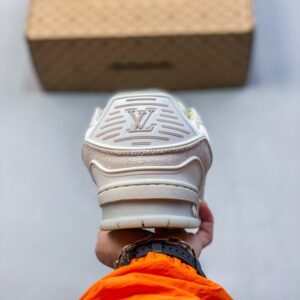 【AT8907】ルイ・ヴィトンLVエンボス加工スニーカーロートップ革新的なストリートスタイルを融合した高級仕上げTPRソール快適な着用体験 | Louis Vuitton
