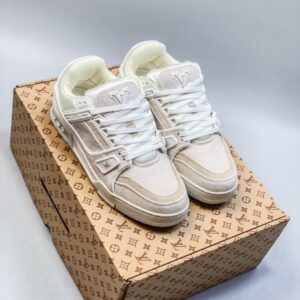 【AT8907】ルイ・ヴィトンLVエンボス加工スニーカーロートップ革新的なストリートスタイルを融合した高級仕上げTPRソール快適な着用体験 | Louis Vuitton