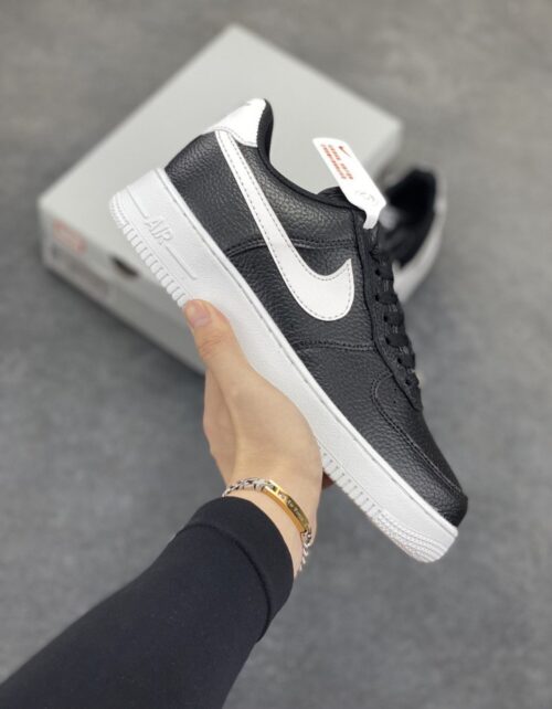 【AT8916】ナイキ Air Force 1 Low クラシックな黒と白のスニーカー | Nike x Air Force 1