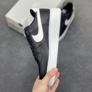 【AT8916】ナイキ Air Force 1 Low クラシックな黒と白のスニーカー | Nike x Air Force 1