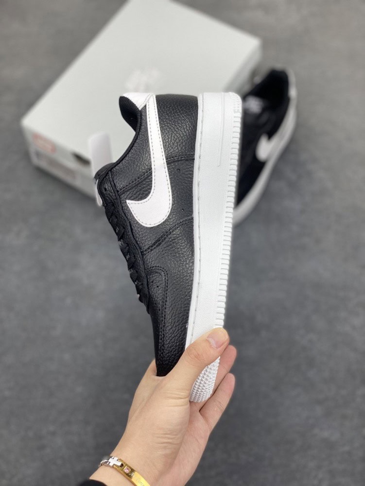 【AT8916】ナイキ Air Force 1 Low クラシックな黒と白のスニーカー | Nike x Air Force 1