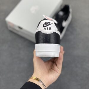 【AT8916】ナイキ Air Force 1 Low クラシックな黒と白のスニーカー | Nike x Air Force 1