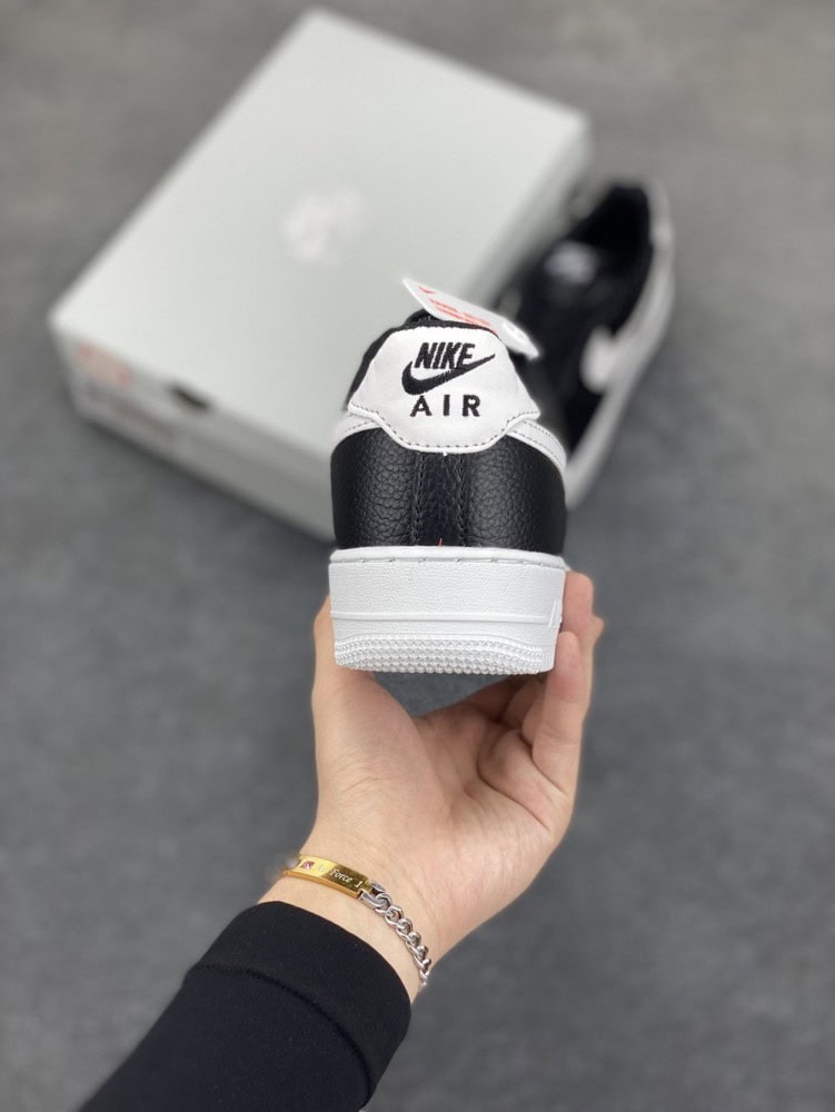 【AT8916】ナイキ Air Force 1 Low クラシックな黒と白のスニーカー | Nike x Air Force 1