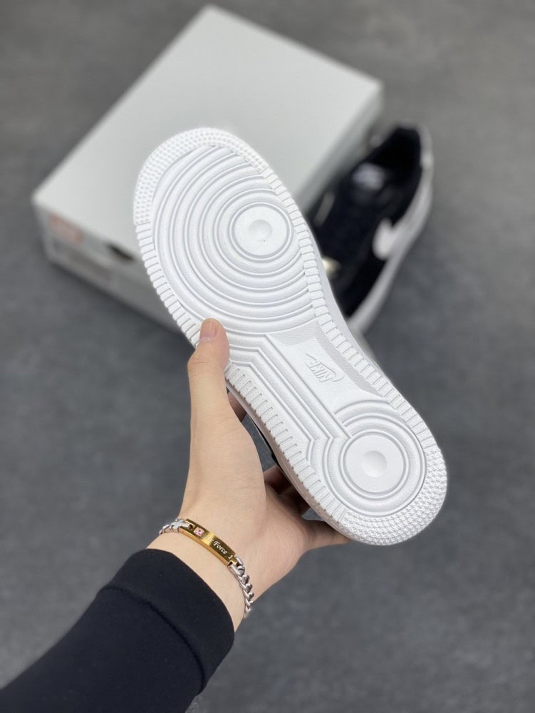 【AT8916】ナイキ Air Force 1 Low クラシックな黒と白のスニーカー | Nike x Air Force 1
