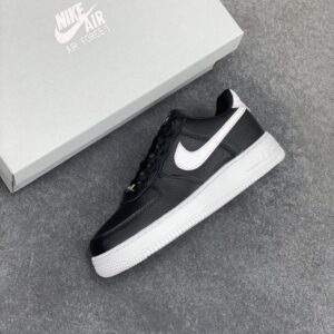【AT8916】ナイキ Air Force 1 Low クラシックな黒と白のスニーカー | Nike x Air Force 1