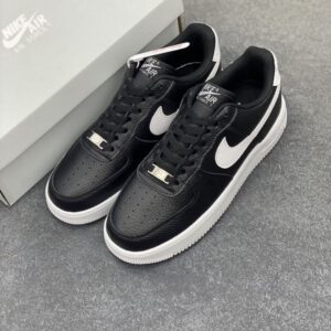 【AT8916】ナイキ Air Force 1 Low クラシックな黒と白のスニーカー | Nike x Air Force 1
