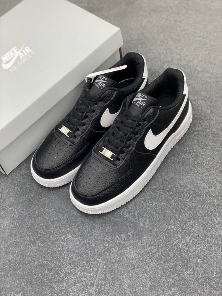 【AT8916】ナイキ Air Force 1 Low クラシックな黒と白のスニーカー | Nike x Air Force 1