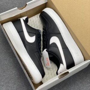 【AT8916】ナイキ Air Force 1 Low クラシックな黒と白のスニーカー | Nike x Air Force 1