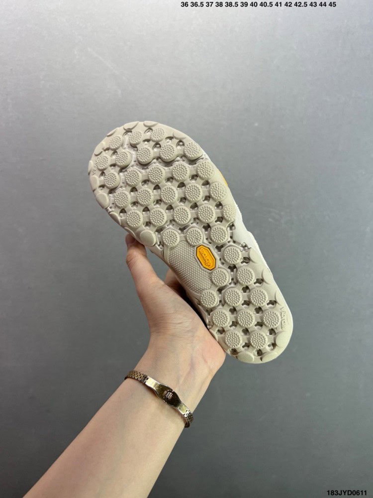 【AT8928】New Balance MT10シリーズ裸足ランニングシューズ - クリーム色【軽量トレーニング＆都市通勤】