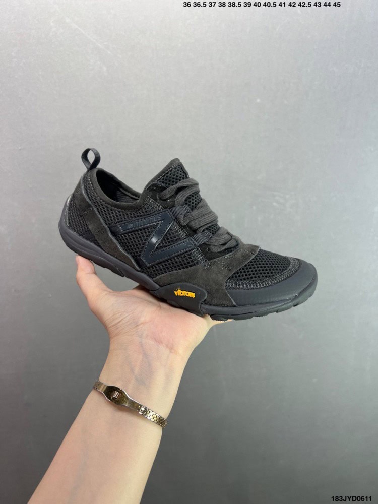 【AT8929】New Balance MT10シリーズバレーフットランニングシューズ