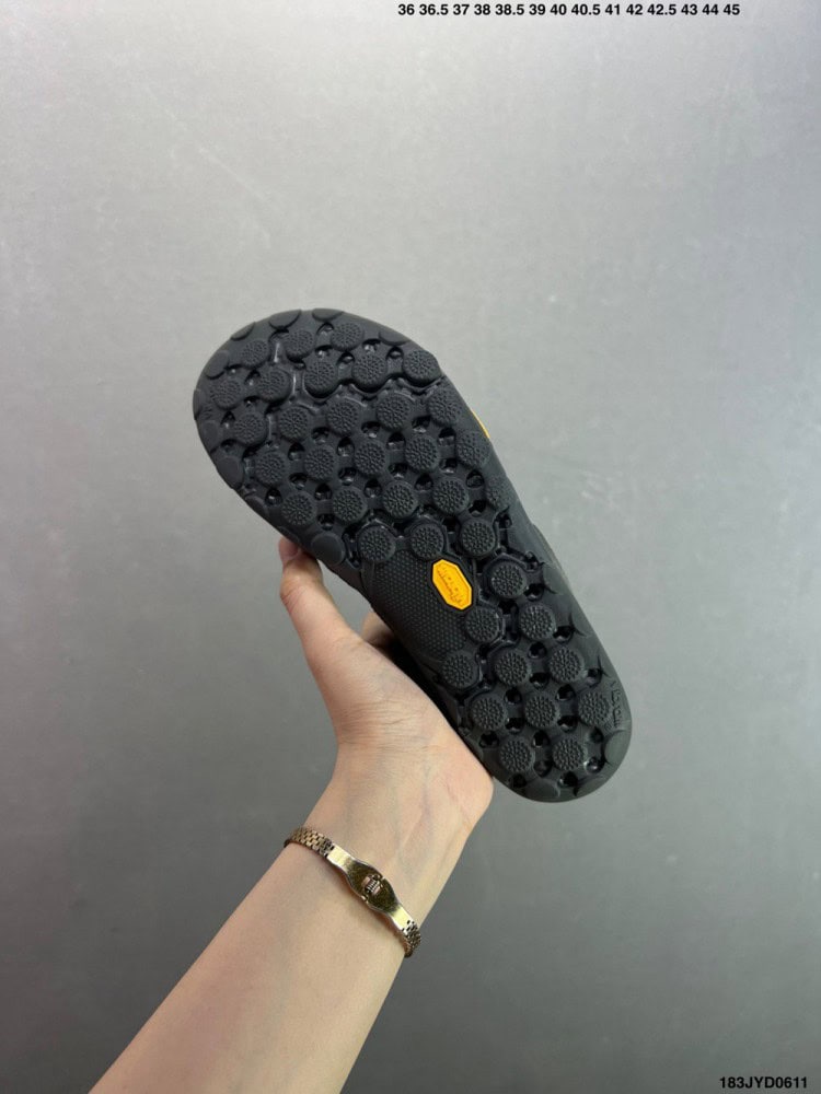 【AT8929】New Balance MT10シリーズバレーフットランニングシューズ