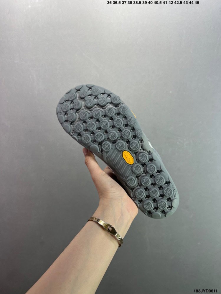 【AT8930】New Balance（ニューバランス）のMT10シリーズ裸足ランニングシューズ