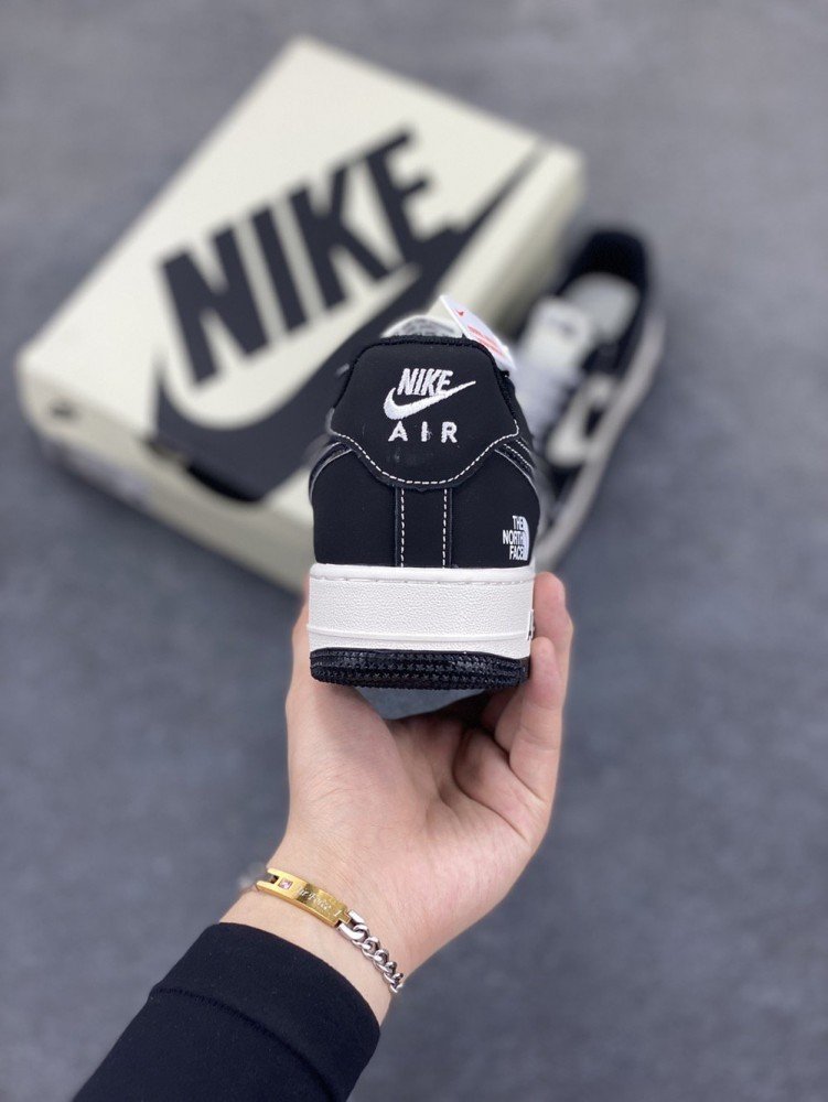 【AT8939】ナイキ x ザ・ノース・フェイスコラボ Air Force 1 ローシューズ | Air Force 1