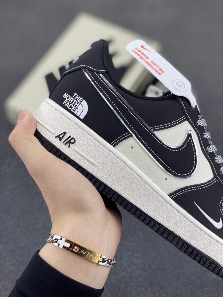 【AT8939】ナイキ x ザ・ノース・フェイスコラボ Air Force 1 ローシューズ | Air Force 1