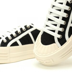 【AT9070】Gucci 1977厚底ロートップスニーカー｜モノクロGGキャンバス｜都市ファッション | Gucci Italy