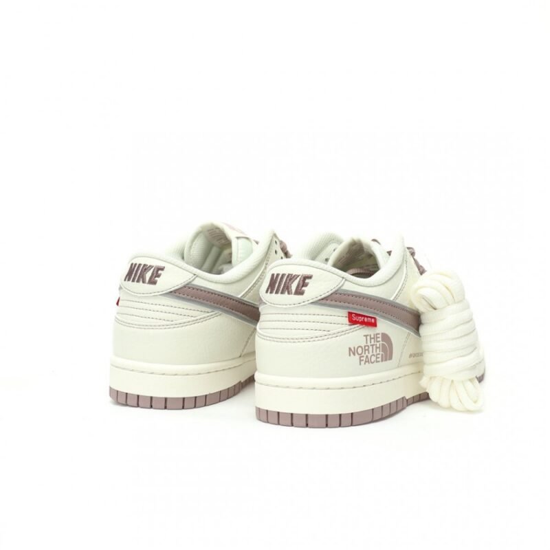 【AT9121】Supreme x The North Face x Nike SB Dunk Lowコラボ スニーカー 新作発売 | TNF x Nike