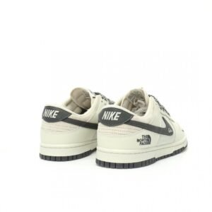 【AT9123】ナイキSB ダンク ロー x ザ ノース フェイス 限定コラボ スニーカー | The North Face x Nike